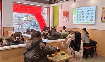 咏乡园过桥米线沙河贸易街店盛大开业，首日人气爆棚